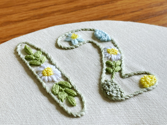 マーガレットの刺繍時計 3枚目の画像