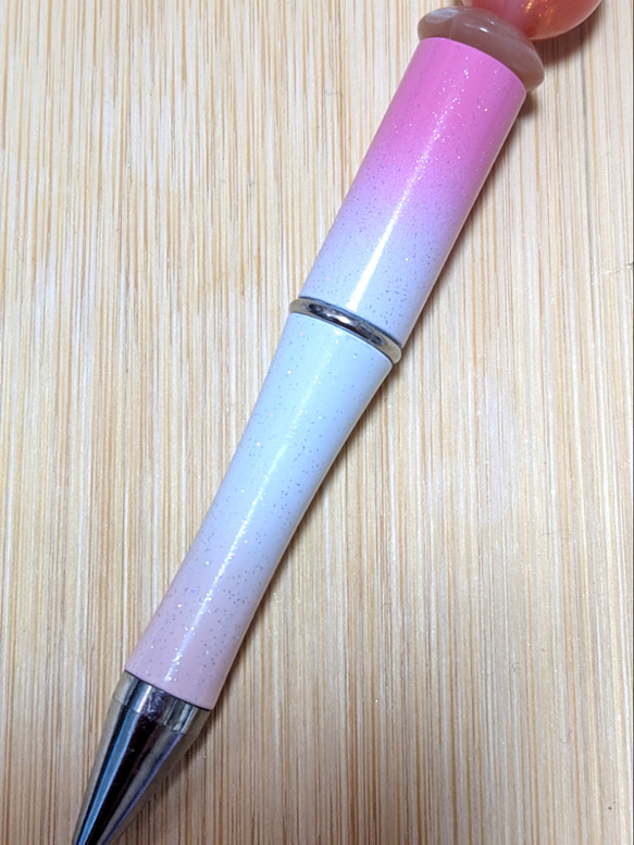 半額SALE 期間限定  姫系カスタムボールペン　いちごミルク アンティーク　手染め薔薇ボタン　グラデーション 2枚目の画像