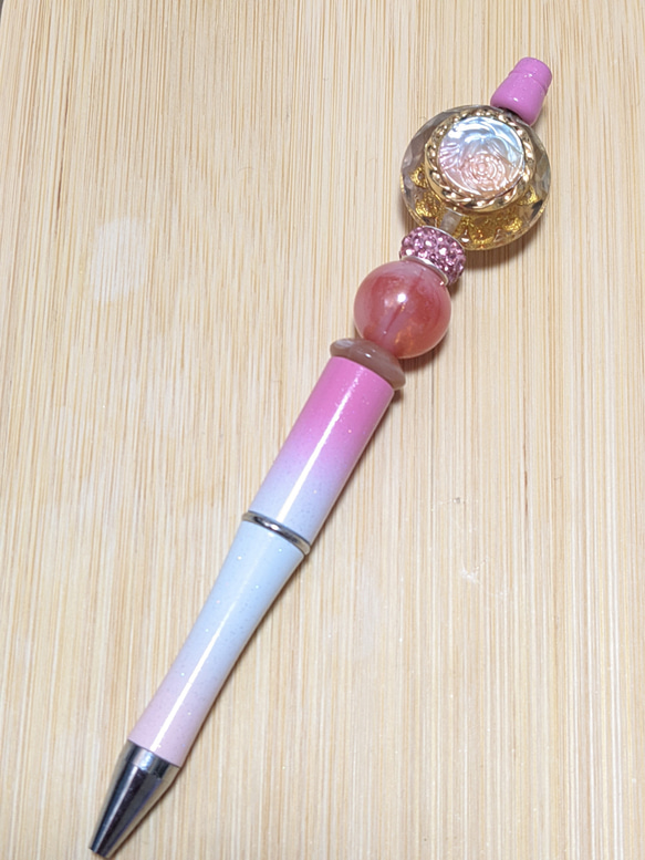半額SALE 期間限定  姫系カスタムボールペン　いちごミルク アンティーク　手染め薔薇ボタン　グラデーション 3枚目の画像
