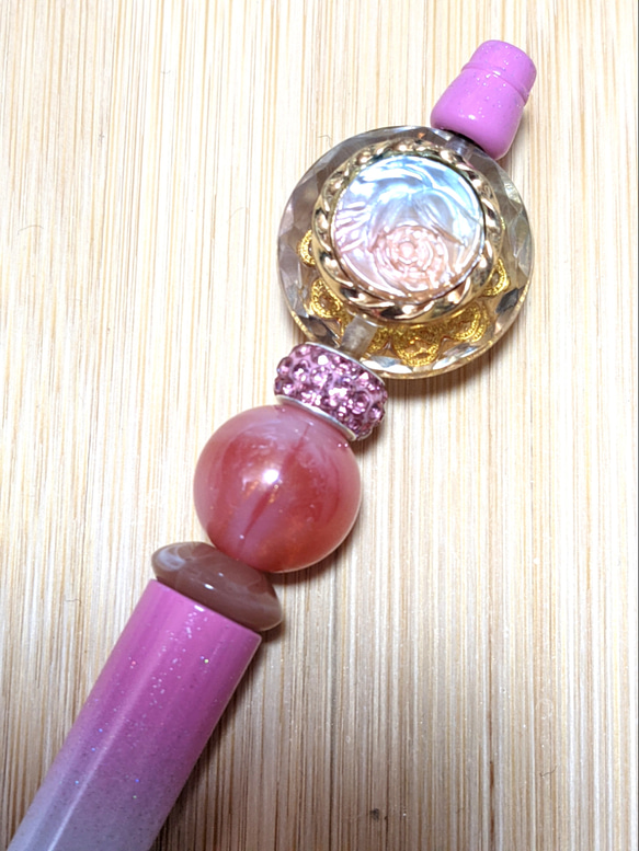 半額SALE 期間限定  姫系カスタムボールペン　いちごミルク アンティーク　手染め薔薇ボタン　グラデーション 1枚目の画像