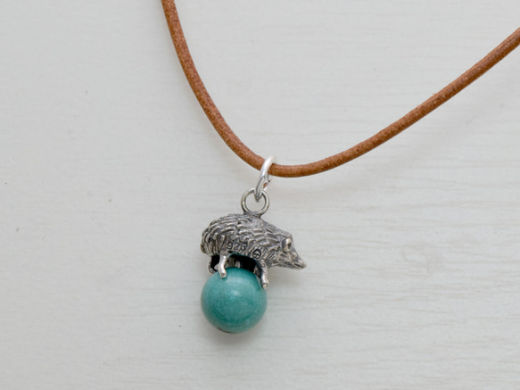 Hedgehog ball pendant garnet leather cord necklace 第3張的照片