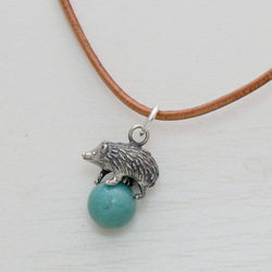 Hedgehog ball pendant garnet leather cord necklace 第2張的照片