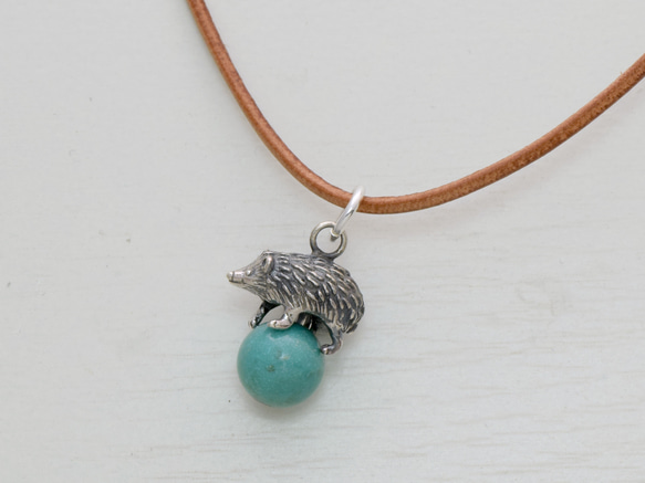 Hedgehog ball pendant garnet leather cord necklace 第2張的照片