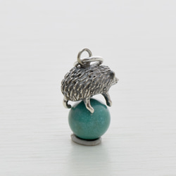 Hedgehog ball pendant garnet leather cord necklace 第5張的照片