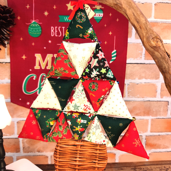 パッチワーク・クリスマスの三角ツリータペストリー 4枚目の画像
