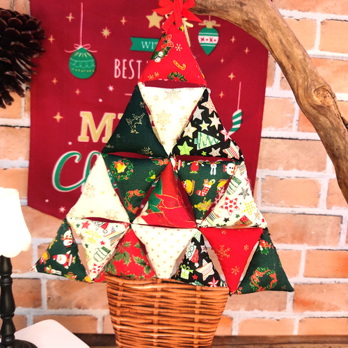 パッチワーク・クリスマスの三角ツリータペストリー