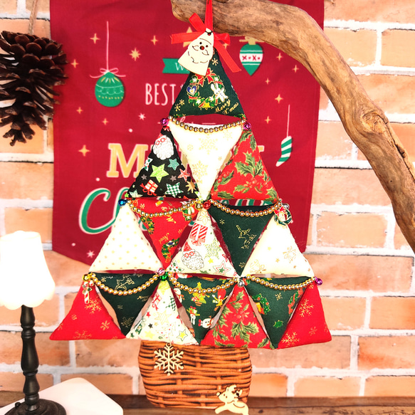 パッチワーク・クリスマスの三角ツリータペストリー 2枚目の画像