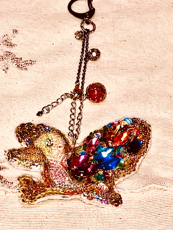 ビーズ刺繍が美しい虹色に輝く鳥さんバッグチャーム 1枚目の画像