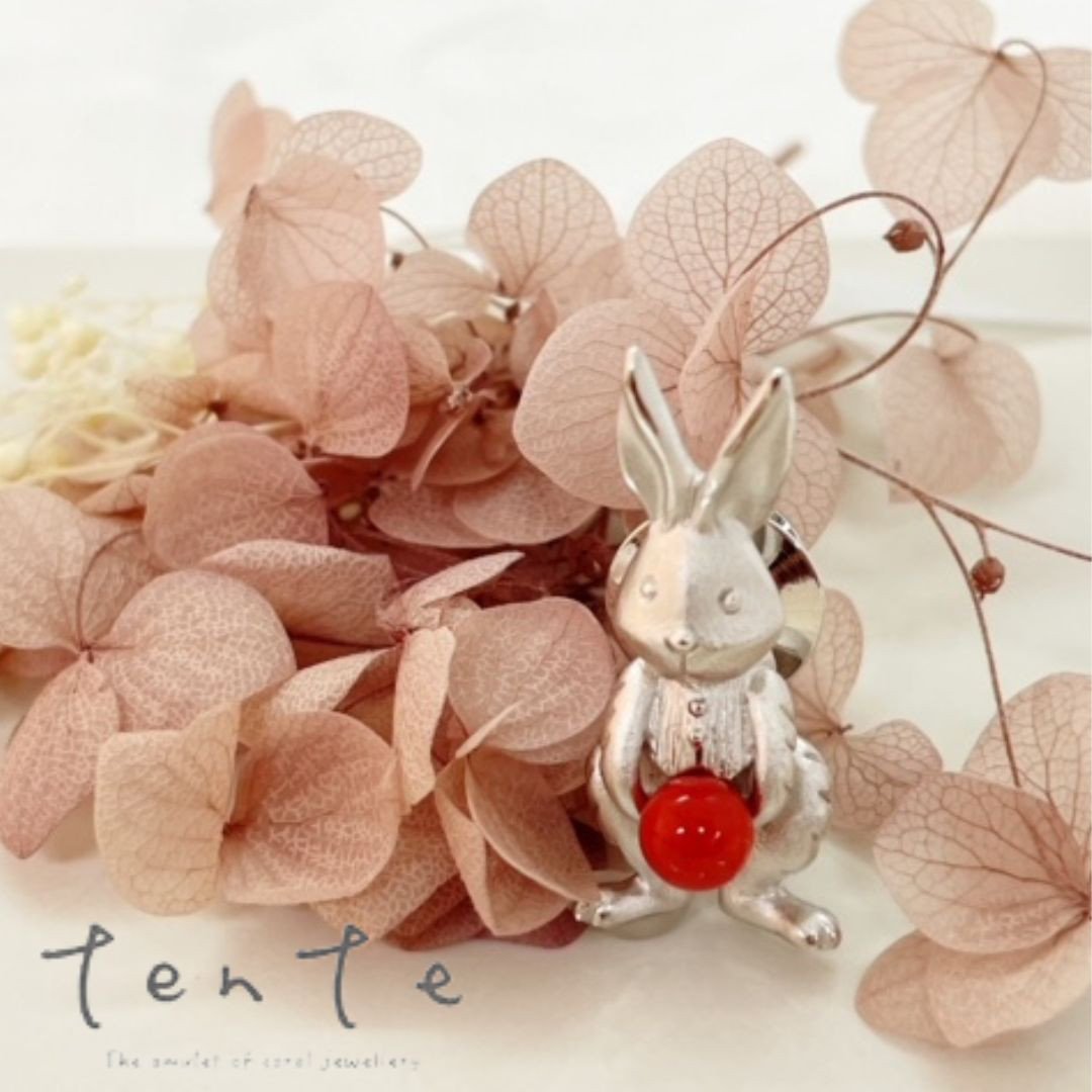 【コーラルジュエリー】赤サンゴとウサギのピンバッチ シルバー 宝石珊瑚 ｐ001