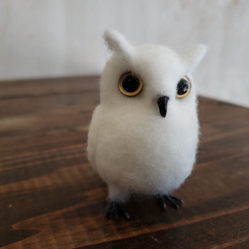 羊毛フェルト製置物 ホワイトアメリカワシミミズクミニ - メルカリ
