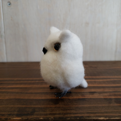 羊毛フェルト 置物 シロフクロウ ミミズク ポッチャリ 羊毛フェルト 置物 シロフクロウ ミミズク ポッチャリ