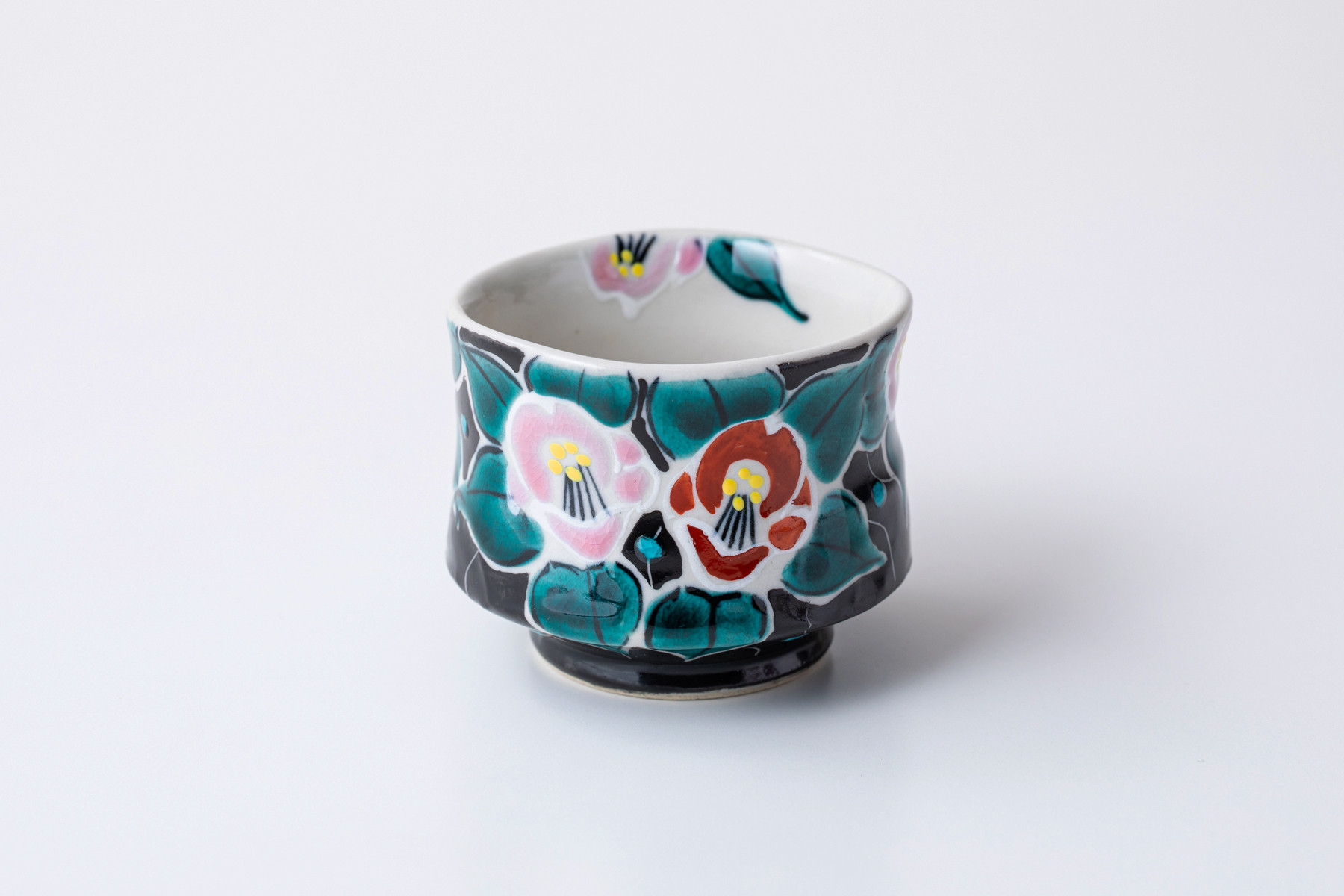 ぐい呑　色絵無双椿 黒