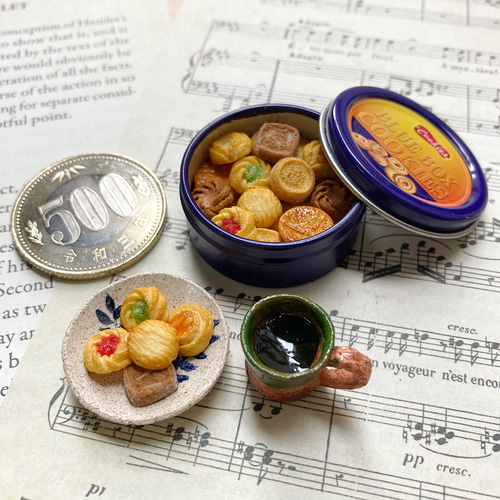 ミニチュア〉戸棚の奥に隠しておいたクッキー缶で優雅なコーヒー 