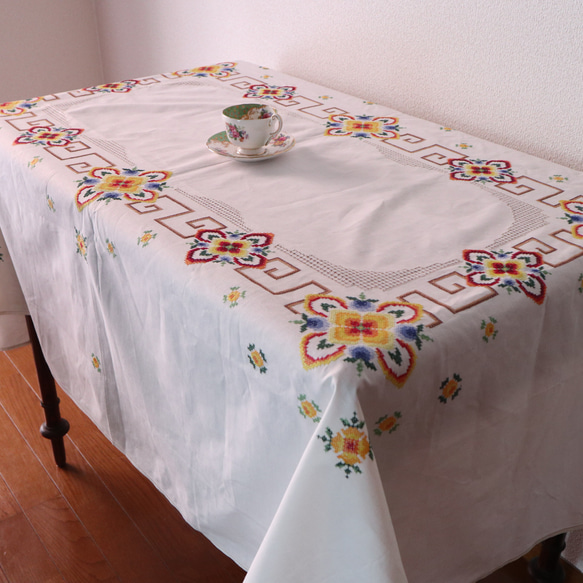 ドイツの手仕事/黄色いお花の細やかなクロスステッチ手刺繍 大判サイズ生地 テーブルクロス 未使用品 (ヴィンテージ) 4枚目の画像