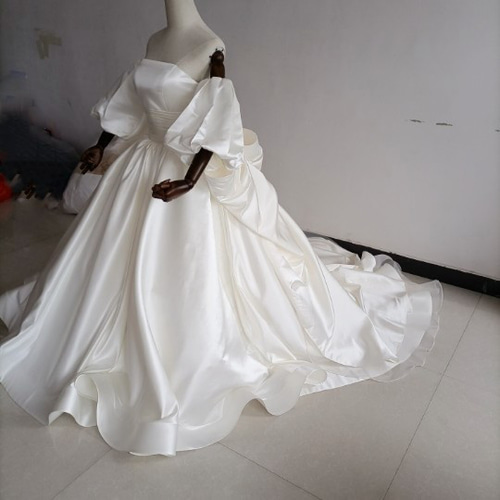 人気上昇！ウエディングドレス ホワイト パールアイボリー ベアトップ  