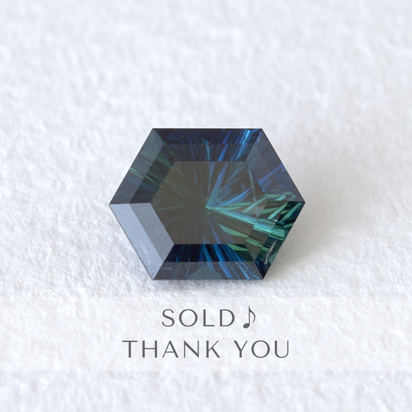 ケニア産ブルーサファイア 1.800ct コンケーブ ヘキサゴン カット