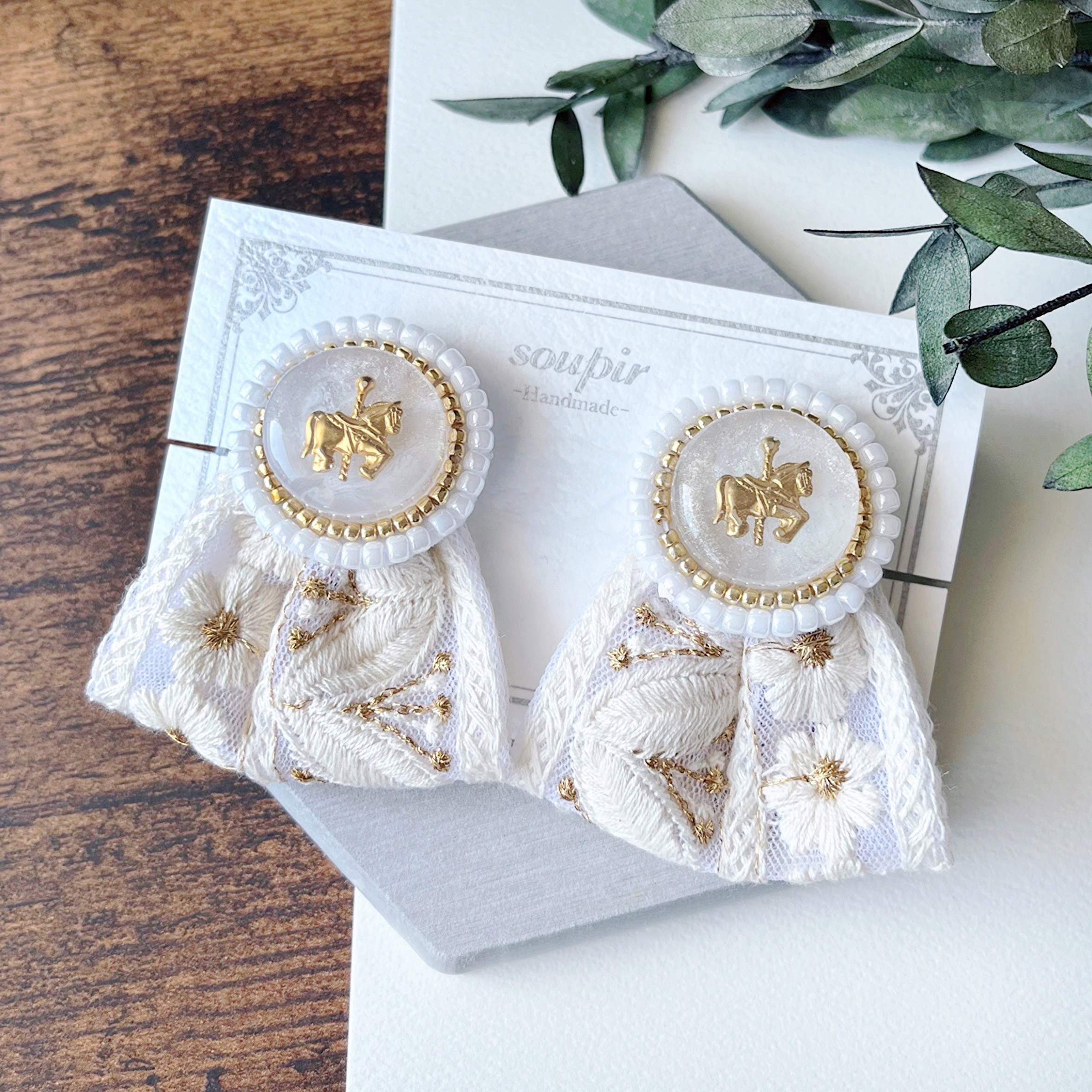 大ぶりホワイトビーズ刺繍とインド刺繍リボンイヤリング