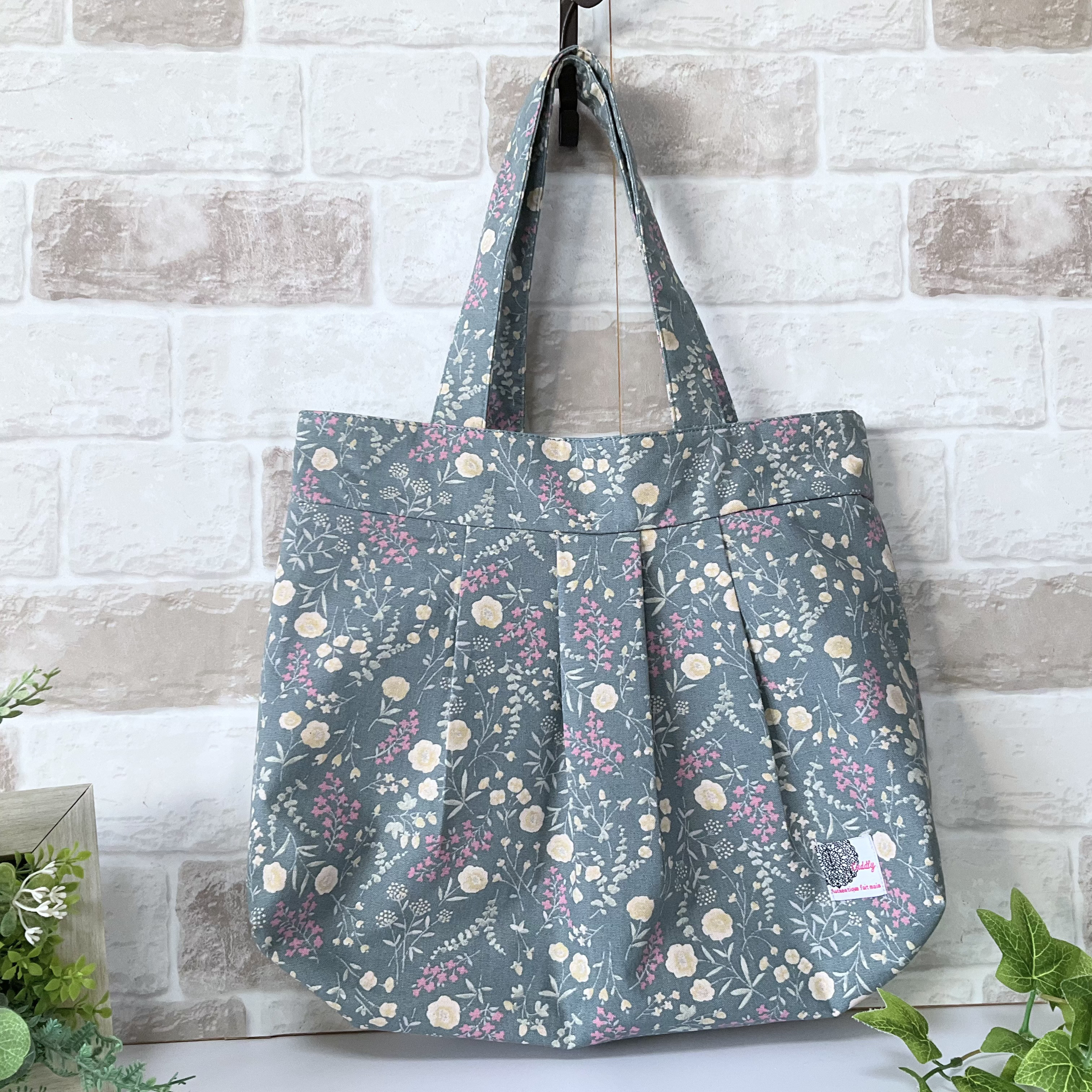 【ファスナー付きMサイズ】ボタニカル柄　綿麻グラニーバッグ　グレー ＜通勤バッグにオススメサイズ！＞