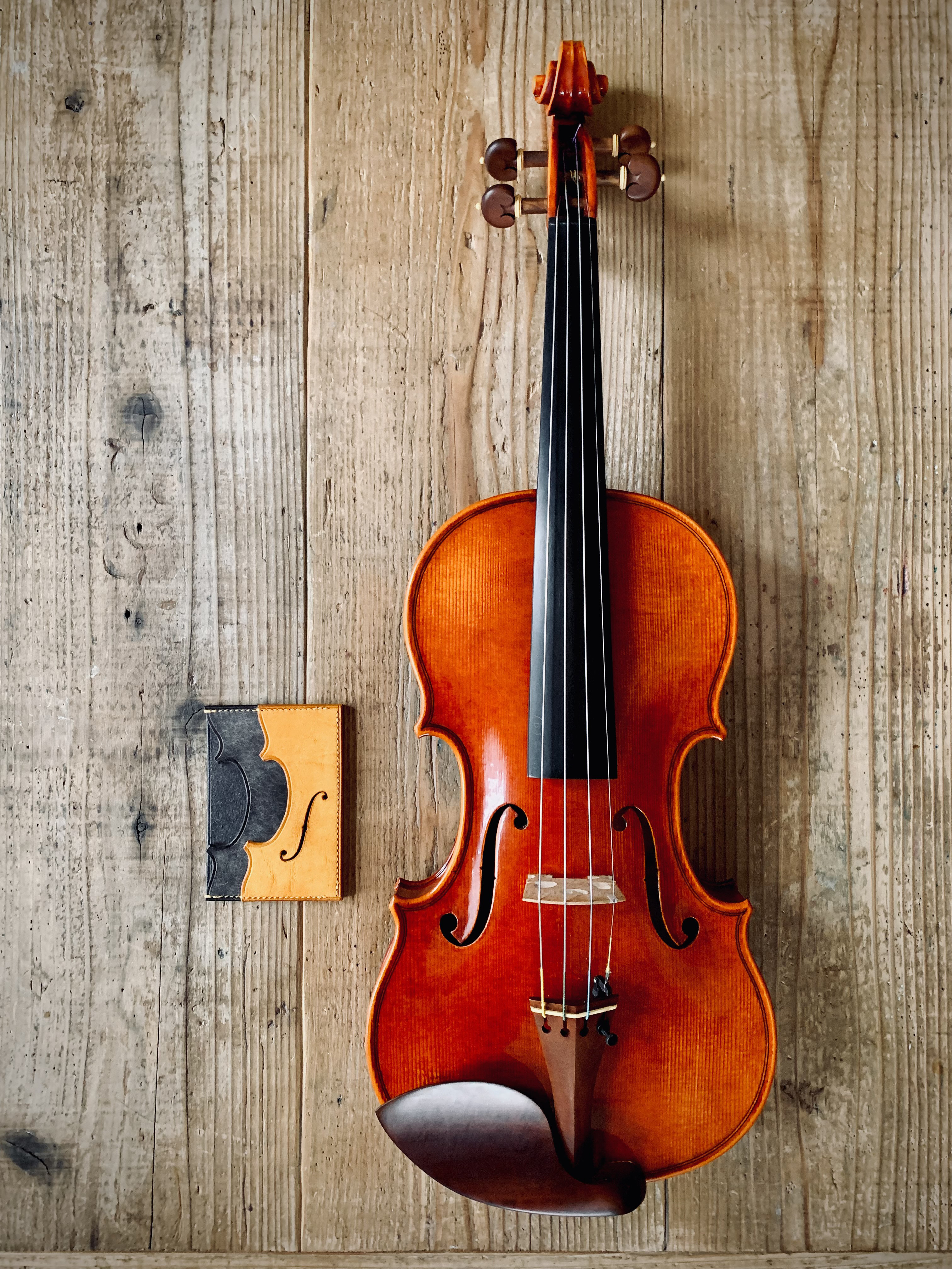 手縫いで創った革のパスケース『815.UGHETSU - Topolino 52』