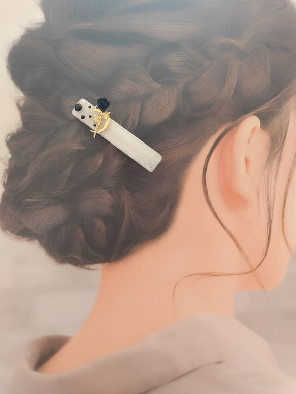 三日月と黒いバラのヘアアクセサリー 4枚目の画像