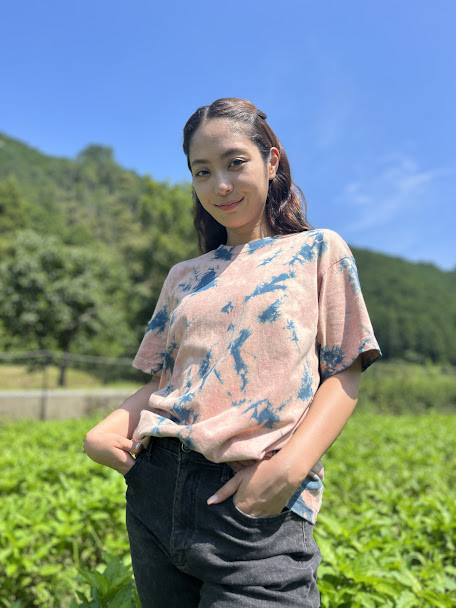 男女兼用。ナチュラルタイダイ。オーガニックコットン。アカネ染＋藍染Tシャツ