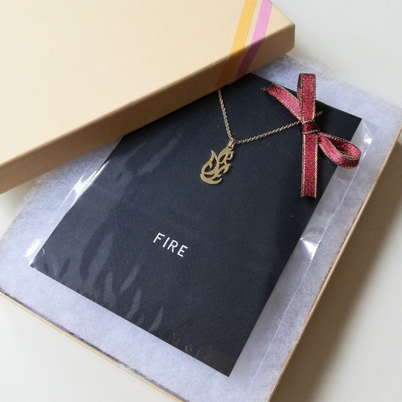 英語 “FIRE(火)” 文字絵 ペンダント クールに見えて実は熱い方へのギフトに 5枚目の画像