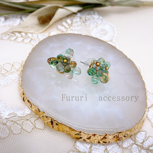 クリスタルの花束ピアス