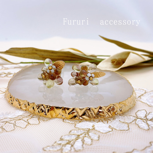 クリスタルの花束ピアス