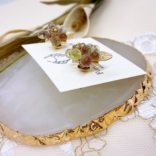 クリスタルの花束ピアス