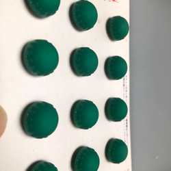 アンティーク ボタン 12個　ビンテージ 昭和 レトロ 個性的 ハンドメイド素材 日本製 ポップ アクセ 緑　グリーン 3枚目の画像