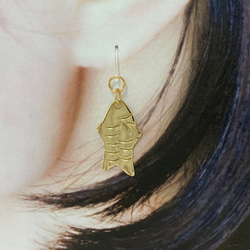 真鍮製　魚（さかな）　樹脂　フック　ピアス　ゴールド 5枚目の画像