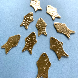真鍮製　魚（さかな）　樹脂　フック　ピアス　ゴールド 2枚目の画像