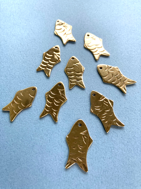 真鍮製　魚（さかな）　樹脂　フック　ピアス　ゴールド 2枚目の画像