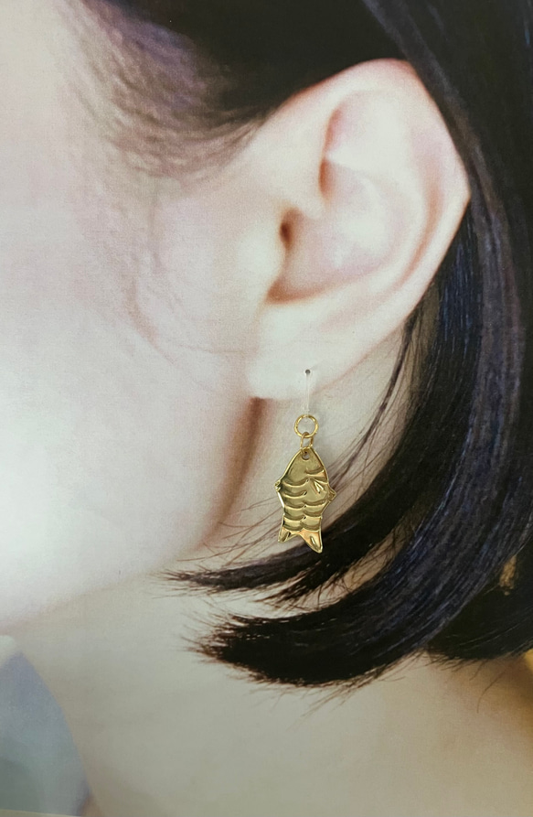 真鍮製　魚（さかな）　樹脂　フック　ピアス　ゴールド 4枚目の画像