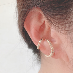 ❤️オススメセット❤️  高品質イヤーカフ　ライトゴールド　ツイスト　２連　両耳用 4枚目の画像