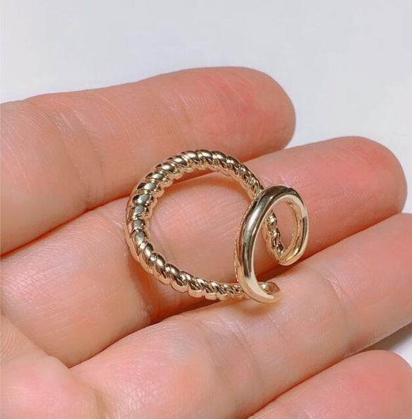 ❤️オススメセット❤️  高品質イヤーカフ　ライトゴールド　ツイスト　２連　両耳用 3枚目の画像