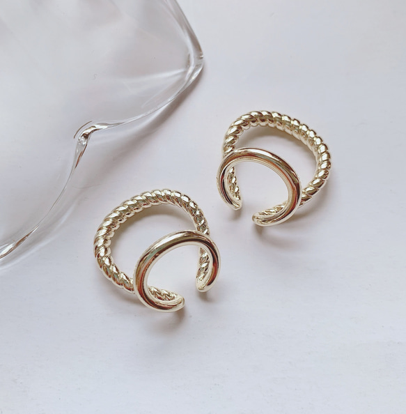 ❤️オススメセット❤️  高品質イヤーカフ　ライトゴールド　ツイスト　２連　両耳用 1枚目の画像