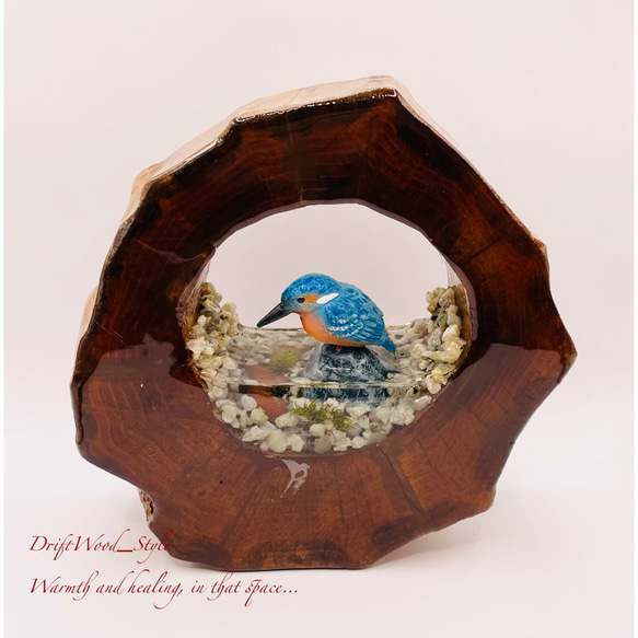 一つ限りの流木アート カワセミ ジオラマ 流木 フィギュア 置物 鳥 インテリア レジン テラリウム 水辺 N3 2枚目の画像