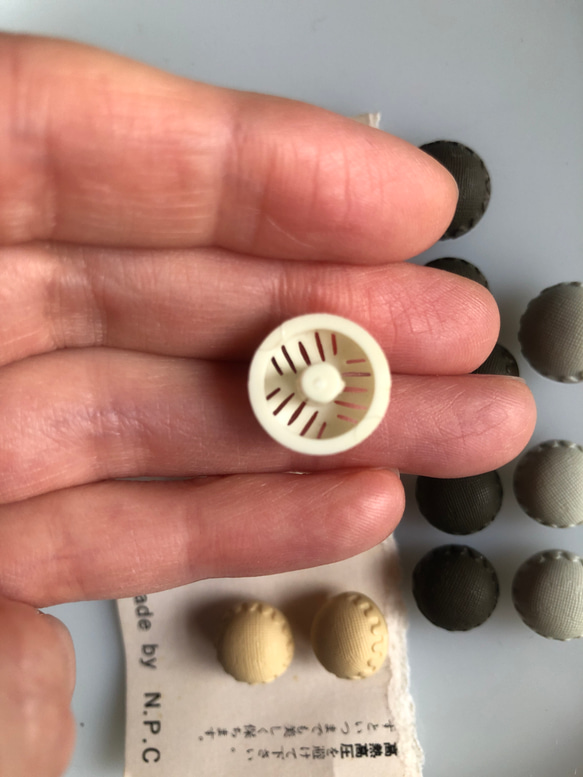アンティーク ボタン 14個　ビンテージ 昭和 レトロ 個性的 ハンドメイド素材 日本製 ポップ アクセ 小さいのまとめ 5枚目の画像