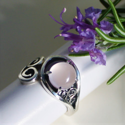 Creema限定母の日2024　ローズクォーツの発芽リング　シルバー　フリーサイズ　唐草 大きめ　淡いピンクの指輪 1枚目の画像