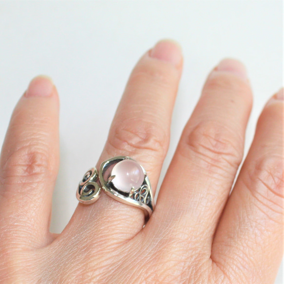 Creema限定母の日2024　ローズクォーツの発芽リング　シルバー　フリーサイズ　唐草 大きめ　淡いピンクの指輪 15枚目の画像