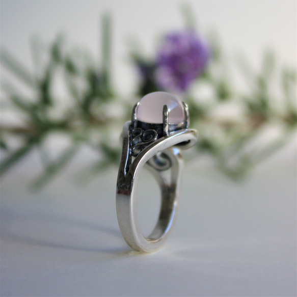 Creema限定母の日2024　ローズクォーツの発芽リング　シルバー　フリーサイズ　唐草 大きめ　淡いピンクの指輪 7枚目の画像