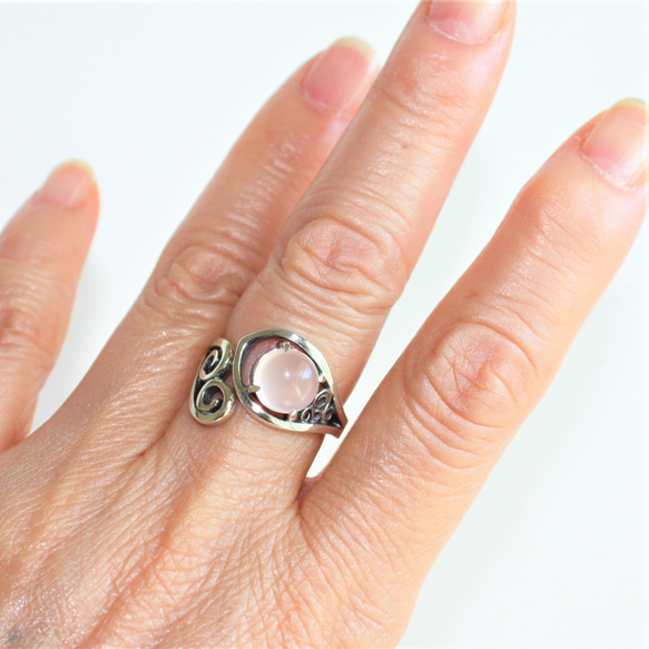 Creema限定母の日2024　ローズクォーツの発芽リング　シルバー　フリーサイズ　唐草 大きめ　淡いピンクの指輪 14枚目の画像