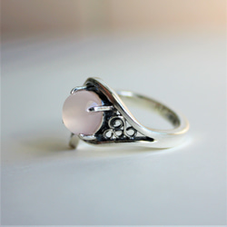 Creema限定母の日2024　ローズクォーツの発芽リング　シルバー　フリーサイズ　唐草 大きめ　淡いピンクの指輪 10枚目の画像