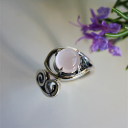 Creema限定母の日2024　ローズクォーツの発芽リング　シルバー　フリーサイズ　唐草 大きめ　淡いピンクの指輪 2枚目の画像