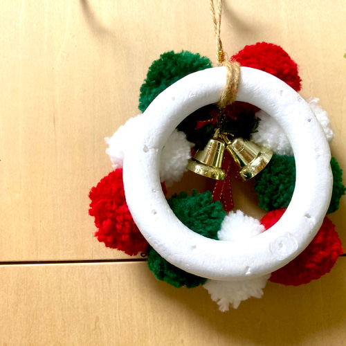 ボンボンクリスマスリース 毛糸のボンボンの可愛いリース 壁掛け ボンボンクリスマスリース 毛糸のボンボンの可愛いリース 壁掛け