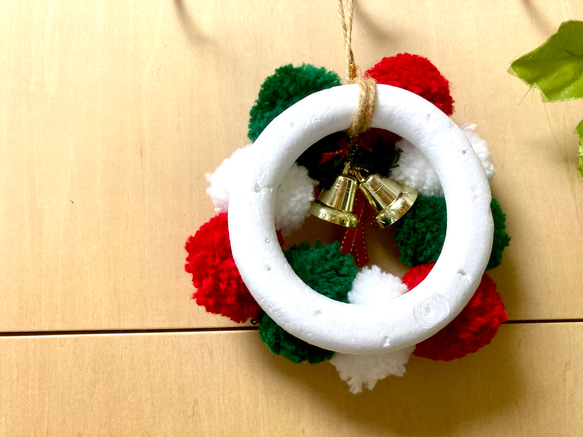 ボンボンクリスマスリース　毛糸のボンボンの可愛いリース　壁掛けリース 3枚目の画像