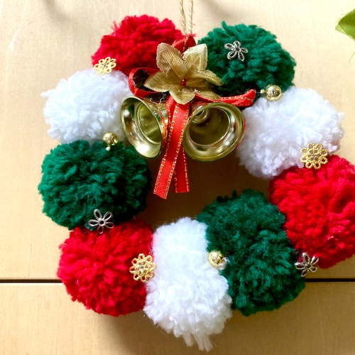 ボンボンクリスマスリース 毛糸のボンボンの可愛いリース 壁掛け ボンボンクリスマスリース 毛糸のボンボンの可愛いリース 壁掛け