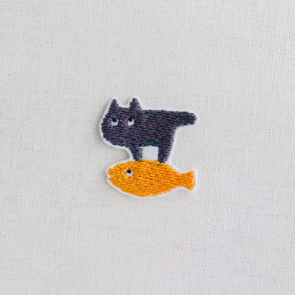 ワッペン 刺繡ワッペン「猫、お魚号に乗って。」小さいサイズ 3枚目の画像