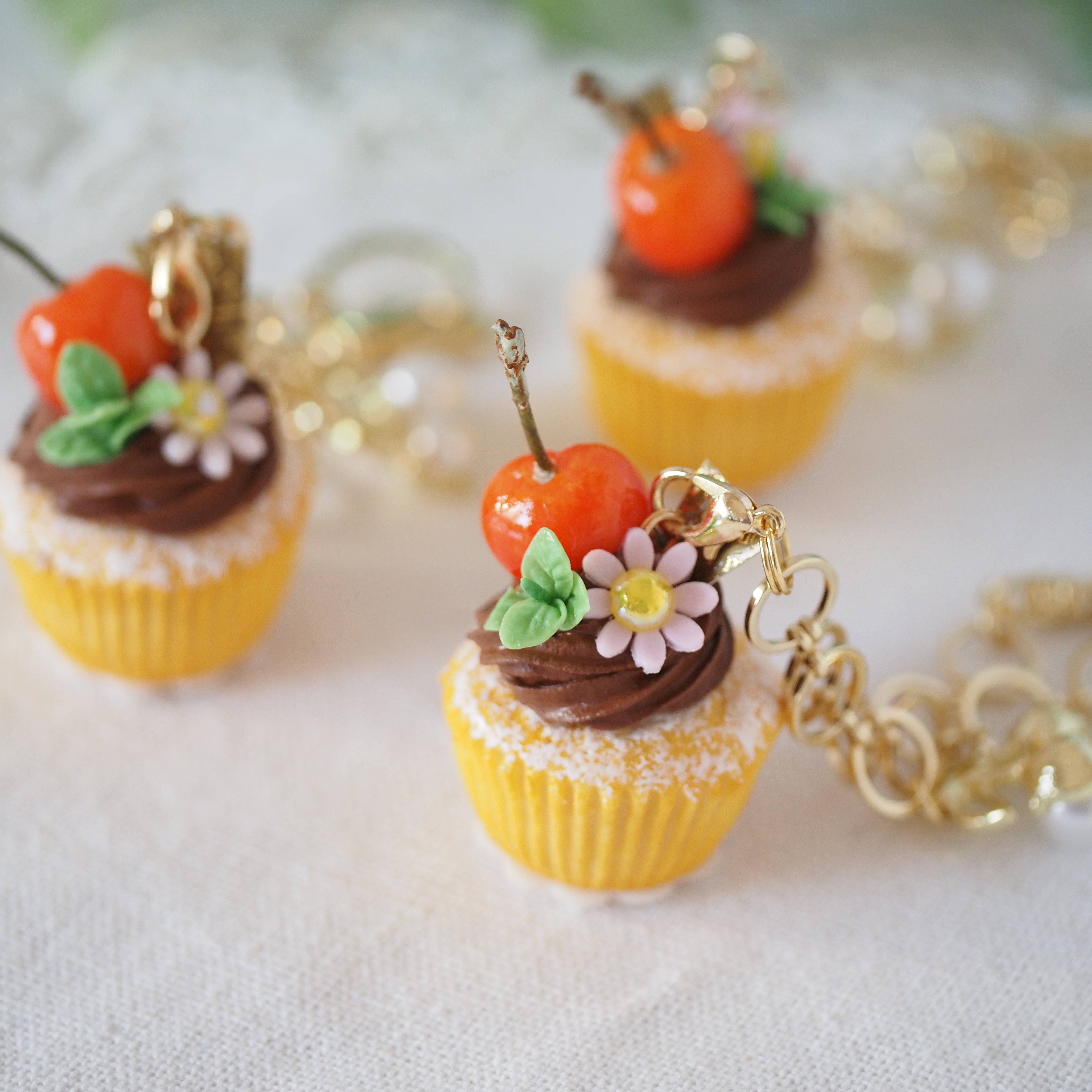 ☆カップケーキとバレンタイン猫ちゃんチャーム☆ さくらんぼのチョコクリームカップケーキ・バッグチャーム バッグ